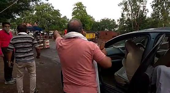 ई पास होने के बाद भी पुलिस ने बॉर्डर पर रोका, बुजुर्ग की हार्ट अटैक से मौत