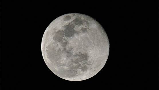 साल का आखिरी सुपरमून, ज्यादा चमकीला और खिला हुआ दिखा चांद