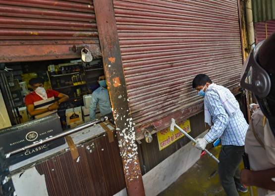 कहीं ठेके खुलने पर पढ़े गए मंत्र, कहीं बजी तालियां, दुकानें खुलने पर दिखा ऐसा नजारा