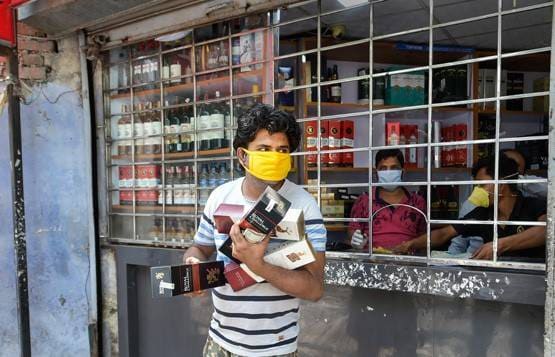 कहीं ठेके खुलने पर पढ़े गए मंत्र, कहीं बजी तालियां, दुकानें खुलने पर दिखा ऐसा नजारा