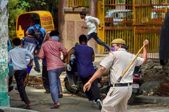 कहीं ठेके खुलने पर पढ़े गए मंत्र, कहीं बजी तालियां, दुकानें खुलने पर दिखा ऐसा नजारा