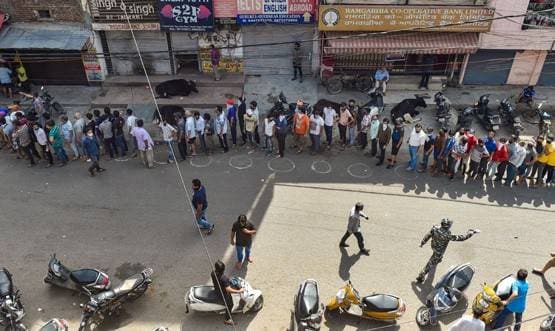 कहीं ठेके खुलने पर पढ़े गए मंत्र, कहीं बजी तालियां, दुकानें खुलने पर दिखा ऐसा नजारा