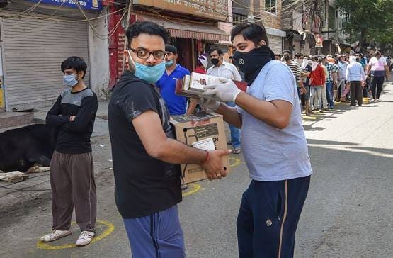 कहीं ठेके खुलने पर पढ़े गए मंत्र, कहीं बजी तालियां, दुकानें खुलने पर दिखा ऐसा नजारा