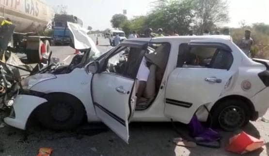 जोरदार टक्कर में कार के उड़े परखच्चे, 6 लोगों की दर्दनाक मौत