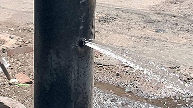 अलीगढ़: बिजली के खंभे से निकला पानी, लोगों ने कहा- ये चमत्कार