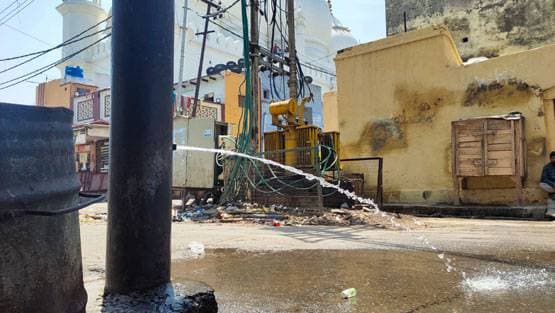 अलीगढ़: बिजली के खंभे से निकला पानी, लोगों ने कहा- ये चमत्कार