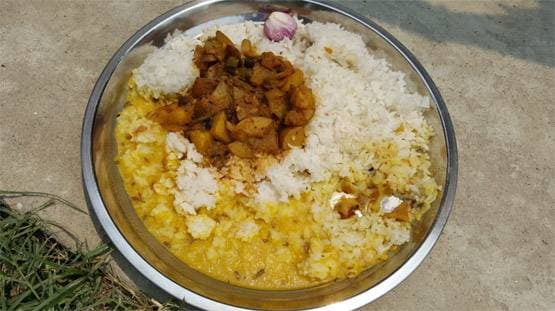 मजदूरों के खाने में मिले कीड़े, क्वारनटीन सेंटर में जमकर हंगामा