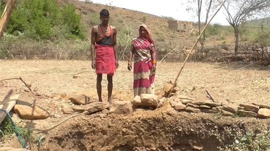 (Morning) 20 दिन की कड़ी मेहनत, 15 फीट गहरा 5 फीट चौड़ा कुआं खोद डाला, बन गए आत्मनिर्भर