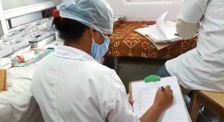 52 दिनों से ड्यूटी पर है नर्स, वीडियो कॉल पर बेटी को देख फूटकर रो पड़ी