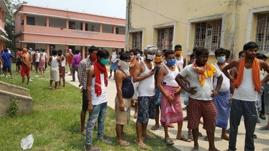 मजदूरों के खाने में मिले कीड़े, क्वारनटीन सेंटर में जमकर हंगामा