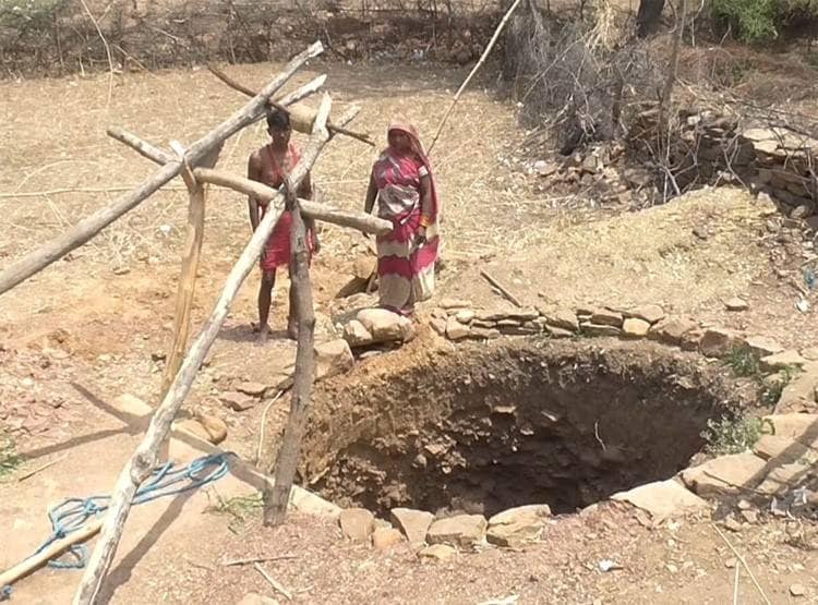 (Morning) 20 दिन की कड़ी मेहनत, 15 फीट गहरा 5 फीट चौड़ा कुआं खोद डाला, बन गए आत्मनिर्भर