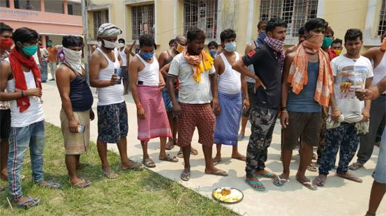 मजदूरों के खाने में मिले कीड़े, क्वारनटीन सेंटर में जमकर हंगामा