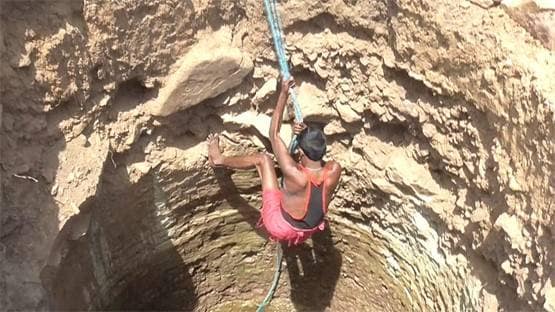 (Morning) 20 दिन की कड़ी मेहनत, 15 फीट गहरा 5 फीट चौड़ा कुआं खोद डाला, बन गए आत्मनिर्भर