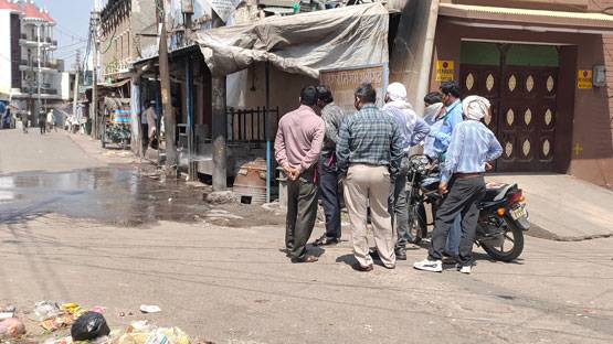 अलीगढ़: बिजली के खंभे से निकला पानी, लोगों ने कहा- ये चमत्कार