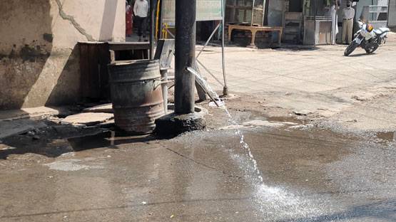 अलीगढ़: बिजली के खंभे से निकला पानी, लोगों ने कहा- ये चमत्कार