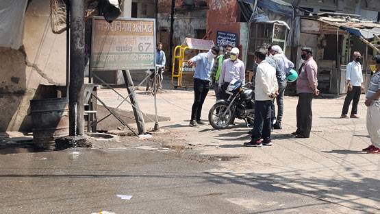 अलीगढ़: बिजली के खंभे से निकला पानी, लोगों ने कहा- ये चमत्कार