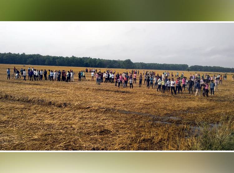 अचानक ट्रैक्टर पर खड़ा हो गया बाघ, तीन किसानों को कर चुका है घायल