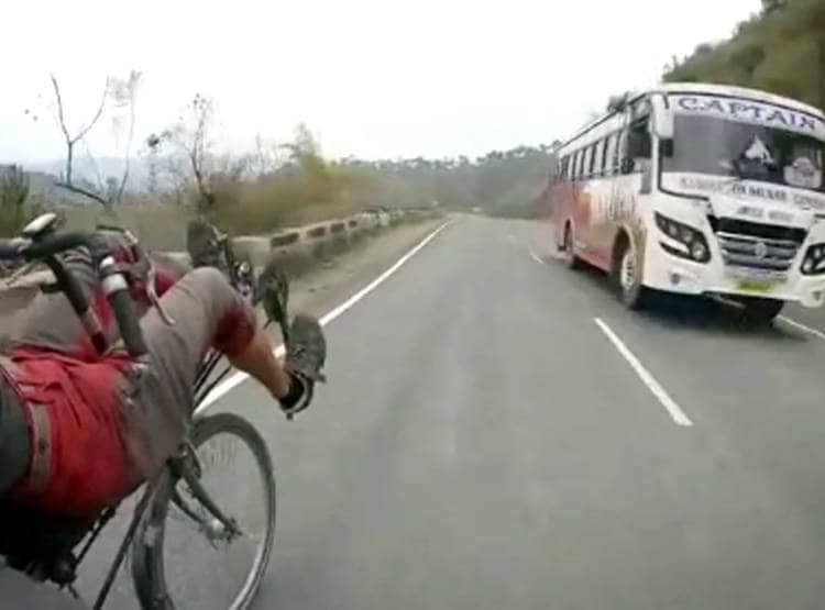 11 देशों की यात्रा पर साइकिल से निकला टूरिस्ट लॉकडाउन में फंसा तो...