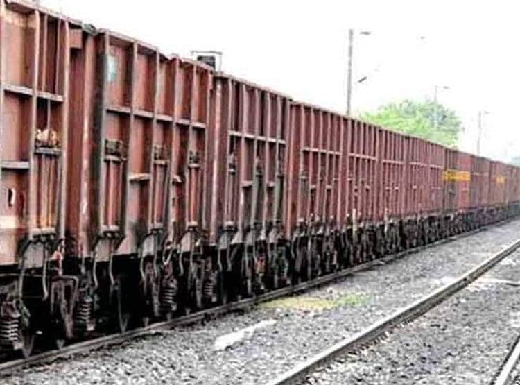 पति ने लगाया बदचलन होने का आरोप, बेटे-बेटियों के साथ रेल से कटी पत्नी