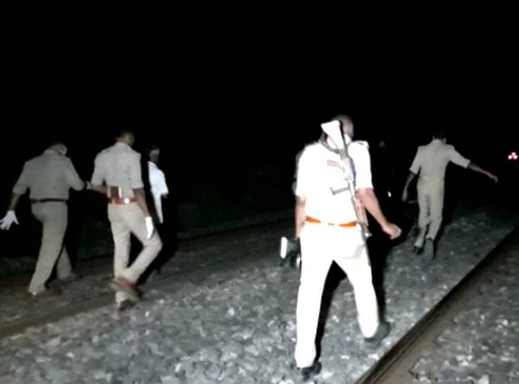 पति ने लगाया बदचलन होने का आरोप, बेटे-बेटियों के साथ रेल से कटी पत्नी