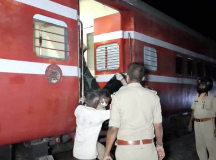 पति ने लगाया बदचलन होने का आरोप, बेटे-बेटियों के साथ रेल से कटी पत्नी