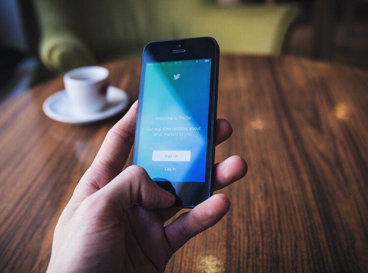 Retweet पर टैप करने से दिखेंगे दो कॉलम