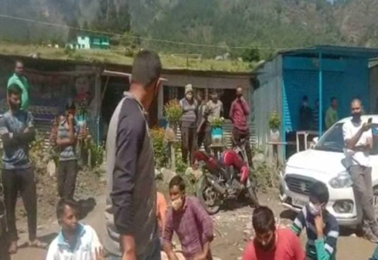उत्तराखंड: सरकारी गाड़ी लेकर बिना पास के पहुंचे मंत्री के बेटे, हंगामा