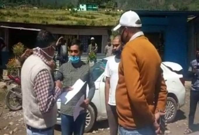 उत्तराखंड: सरकारी गाड़ी लेकर बिना पास के पहुंचे मंत्री के बेटे, हंगामा