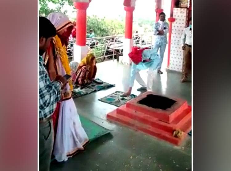 दुल्हन ने डंडे से डाली दूल्हे को वरमाला, लॉकडाउन में हुई अनोखी शादी