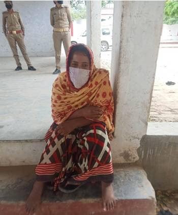 प्रेमी के साथ पकड़ी गई पत्नी, करवाई पति की हत्या, कुत्ते ने पहुंचाया जेल