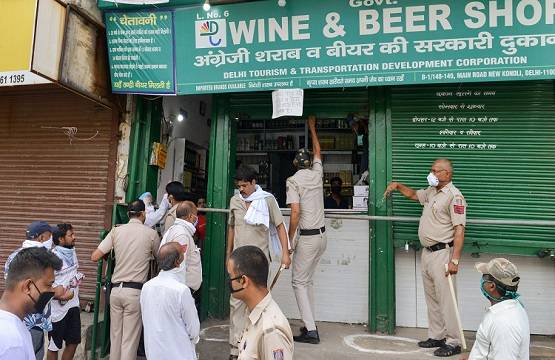 लॉकडाउन में खुलीं शराब की दुकानें तो सोशल मीडिया पर लोगों ने लिए मजे