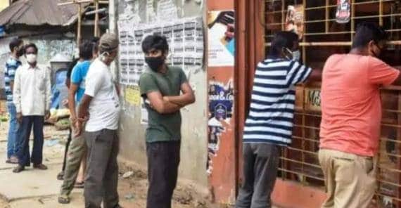 टैक्स बढ़ाने से पीने वालों को गम नहीं, लेकिन हिल गईं शराब कंपनियां!