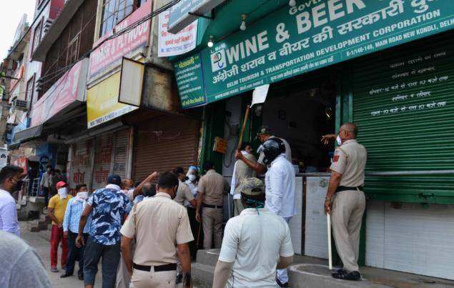 टैक्स बढ़ाने से पीने वालों को गम नहीं, लेकिन हिल गईं शराब कंपनियां!