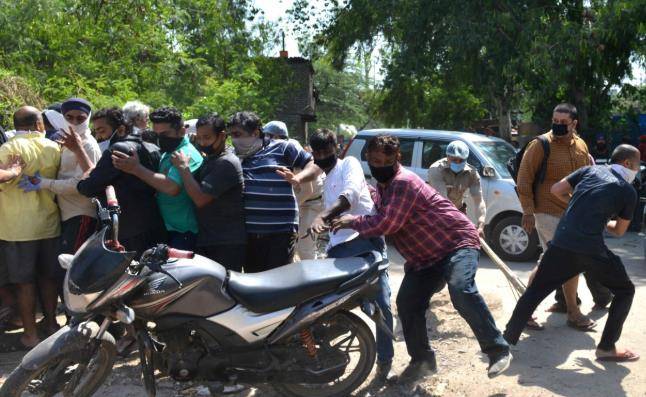 टैक्स बढ़ाने से पीने वालों को गम नहीं, लेकिन हिल गईं शराब कंपनियां!