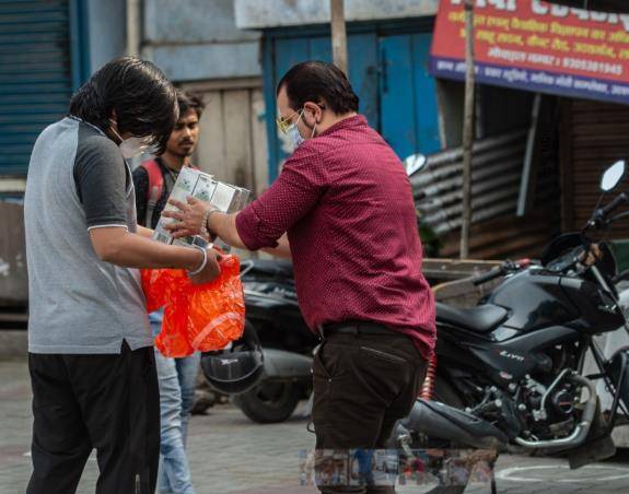 टैक्स बढ़ाने से पीने वालों को गम नहीं, लेकिन हिल गईं शराब कंपनियां!