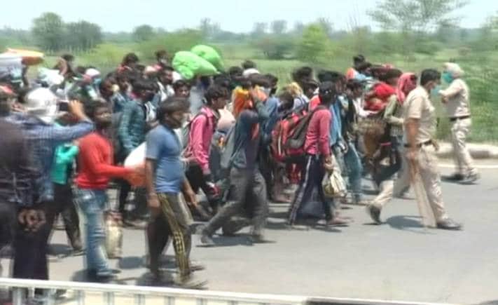 घिस गईं चप्पलें, पैरों में पानी की बोतल बांधकर पैदल चल रहे मजदूर