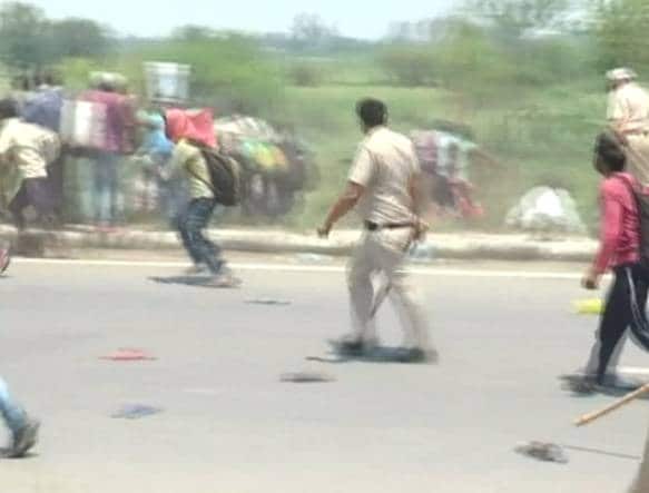 घिस गईं चप्पलें, पैरों में पानी की बोतल बांधकर पैदल चल रहे मजदूर