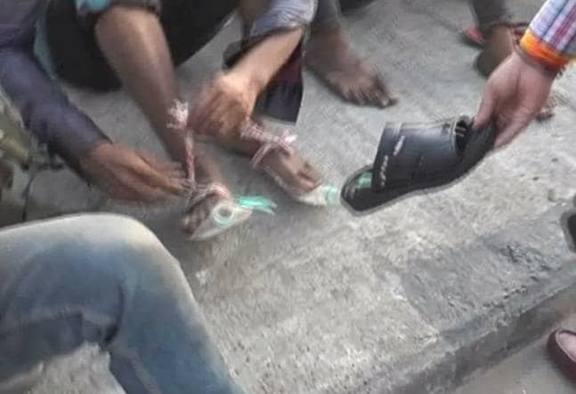घिस गईं चप्पलें, पैरों में पानी की बोतल बांधकर पैदल चल रहे मजदूर