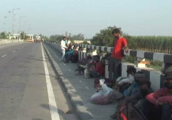 घिस गईं चप्पलें, पैरों में पानी की बोतल बांधकर पैदल चल रहे मजदूर
