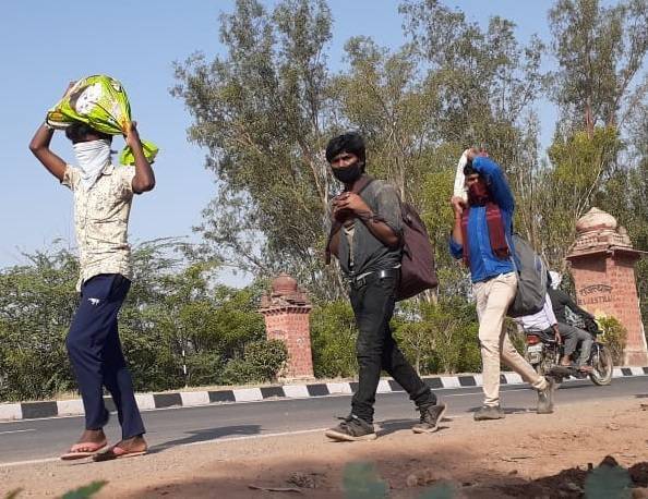 घिस गईं चप्पलें, पैरों में पानी की बोतल बांधकर पैदल चल रहे मजदूर