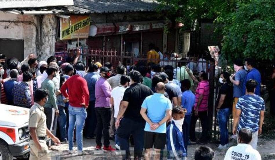 शराब खरीदकर बोरी में भरते दिखे लोग, सोशल डिस्टेंसिंग की फिक्र नहीं