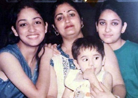 कुछ इस तरह मां को सलाम कर रहे बॉलीवुड स्टार्स, अनुष्का-करीना ने किए पोस्ट