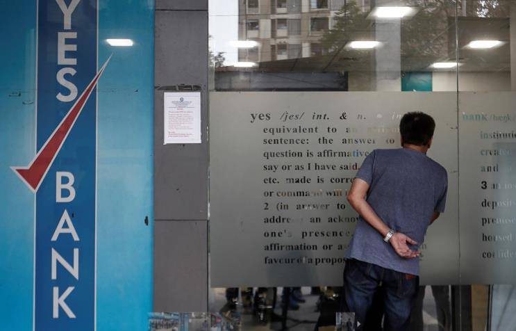 ग्राहकों को Yes बैंक पर नहीं हो रहा विश्वास? मार्च में 54% कम डिपॉजिट