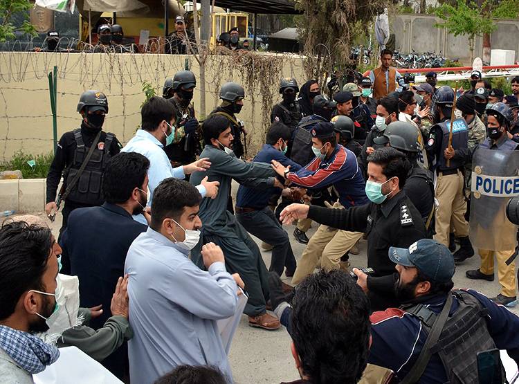 बलूचिस्तान में हिंसक प्रोटेस्ट से डरी PAK फौज, सुरक्षा पोस्ट छोड़कर भागे जवान