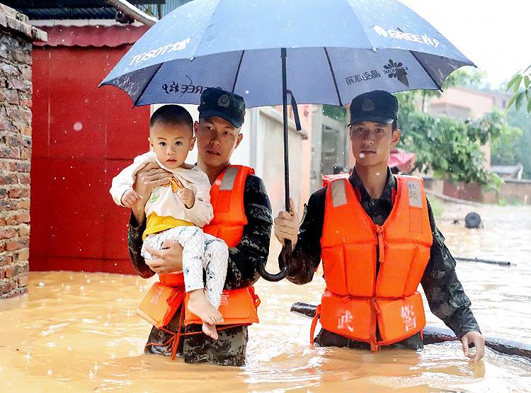 आफत में चीनः बाढ़ से हजारों घर डूबे, लाखों बेघर, हजारों करोड़ का नुकसान