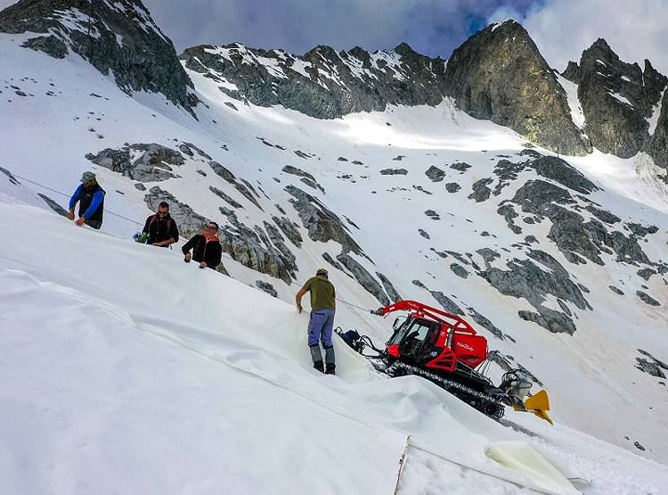 ग्लेशियर को पिघलने से बचाने को इटली ने बिछाया तिरपाल, देखें तस्वीरें...