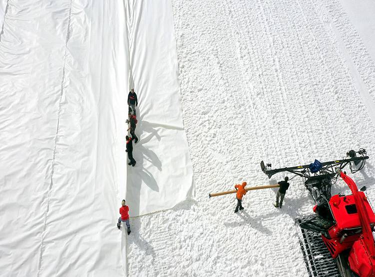 ग्लेशियर को पिघलने से बचाने को इटली ने बिछाया तिरपाल, देखें तस्वीरें...