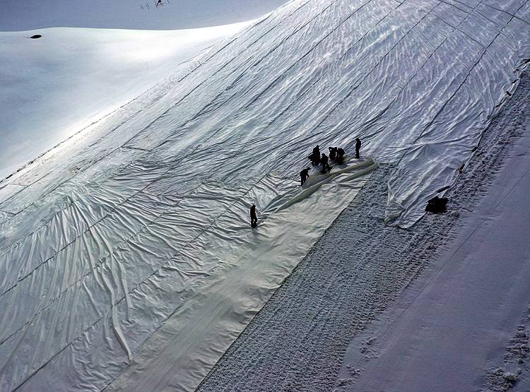 ग्लेशियर को पिघलने से बचाने को इटली ने बिछाया तिरपाल, देखें तस्वीरें...