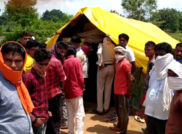 रात को सोते वक्त जहरीले सांप ने काटा, 3 मौतों से गांव में फैली दहशत