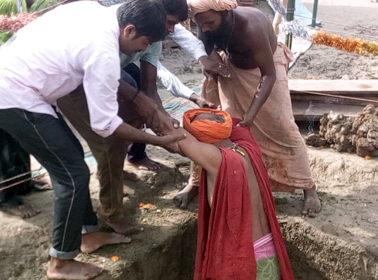 3 घंटे तक गड्ढे में बाबा की समाधि, मंदिर निर्माण की ली थी प्रतिज्ञा